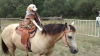 COWBOY: Un câine din SUA, a devenit cunoscut după ce a învăţat să călărească pe un cal (VIDEO)