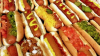 A mâncat 72 de hotdogi în 10 minute. Cine este campionul supranumit "Fălci" (VIDEO)