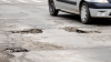 Un şofer din oraşul Codru a rămas fără o roată la maşină din cauza unei gropi în asfalt