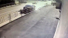 CLIPE DE GROAZĂ! Un motociclist intră în plin într-un microbuz, apoi este lovit de un alt automobil (VIDEO 18+)