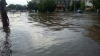 PLOI TORENŢIALE la Galaţi. Maşini luate de apă şi străzi inundate (FOTO)