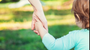 În ultimii șapte ani, numărul asistenților parentali din Chișinău s-a înjumătățit. Care este motivul