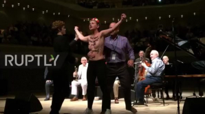 PROTEST ÎN SÂNII GOI la concertul lui Woody Allen. Artisul a fost ACUZAT că şi-a abuzat sexual fiica adoptivă