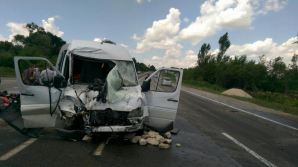 ACCIDENT VIOLENT  în satul Ratuș, intre un microbuz și un camion. Salvarea ”a uitat” răniții pe stradă(GALERIE FOTO)