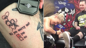 Cerere în căsătorie UNICĂ! Şi-a tatuat întrebarea, iar reacţia iubitei a fost incredibilă (VIDEO)