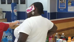 Și-a lipit telefonul de ureche: Apariţii bizare în magazinele din SUA