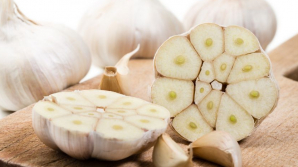 Usturoiul, antibioticul natural din gradina ta, stimulează digestia, pofta de mâncare și previne diareea. Ce beneficii mai are