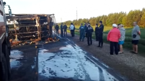 (VIDEO) Tragedie pe o autostradă: Morţi şi răniţi, după ce un autobuz s-a ciocnit violent cu un TIR