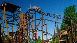 Distracție cu final tragic: Două trenuri montagne russe s-au ciocnit, 33 oameni, răniţi