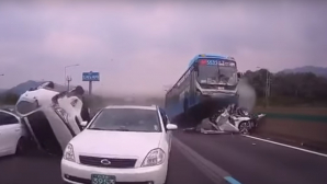 Accident monstruos pe o autostradă din Coreea de Sud. Cel puțin doi oameni au murit, iar alți 16 au fost răniți (VIDEO)
