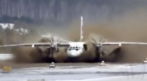 AEROPORT ÎNCHIS pentru că s-a transformat în lac. Sute de turiști, BLOCAŢI în oraș