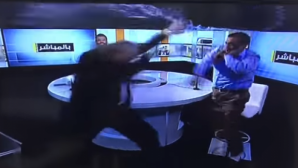 Bătaie cu pumni şi picioare ÎN DIRECT! Doi politicieni au transformat un studiou TV într-un ring de box (VIDEO)