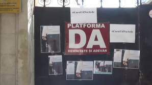 Flashmob INEDIT dedicat lui Andrei NĂSTASE. Mai mulți tineri i-au adus politicianului SCUTECE (VIDEO)