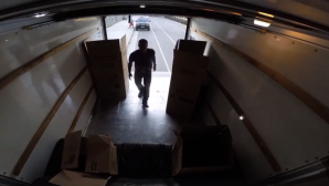 Farsă de milioane pentru nişte hoţi. Ce au păţit după ce au vrut să fure dintr-o camionetă (VIDEO)