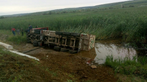 Durere şi lacrimi la Strășeni. Detalii în cazul tânărului de 18 ani care a fost LOVIT MORTAL de un camion