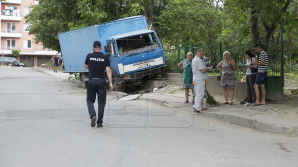Un pieton a fost lovit de un camion pe strada Cornului din Capitală (FOTO)