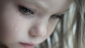 O mamă şi-a bătut fetiţa de 4 ani până la moarte. Nu a sunat la spital pentru ca nu avea minute pe telefon