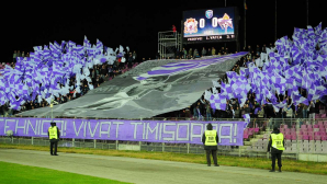 Faza zilei vine din România. Fotbaliştii au împins maşinuţa spre marginea terenului