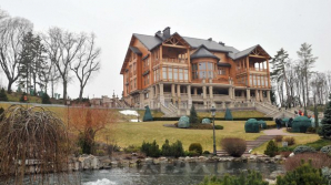 Oază de lux la picioarele lui Ianukovici. Baie poleită cu aur și lustre din cristale Swarovski 