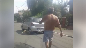 Scene ireale. Un bărbat a legat câinele de portbagajul mașinii și l-a târâit după el (VIDEO)