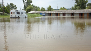 AVERTIZARE DE INUNDAŢII: Nivelul apei în mai multe râuri ar putea creşte cu până la un metru