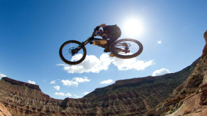 Ciclistul canadian, Brandon Semenuk a reuşit să-şi impresioneze fanii printr-o nouă cursă de freestyle mountain bike