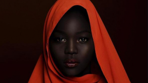 Model internațional, sfătuită să-și decoloreze culoarea pielii. Ce a răspund Regina Întunericului