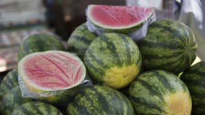 VIDEO Plini de nitrați și fără acte. Pepeni verzi vânduți pe marginea drumului