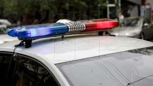 Poliţia, UIMITĂ. O fetiţă de 11 ani conducea o maşină şi se deplasa cu 80 de kilometri pe oră. Ce a urmat