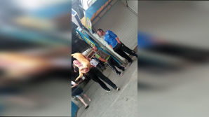 Te ia groaza! Cum este transportată carnea de vită şi de porc de muncitorii de la Piaţa Centrală