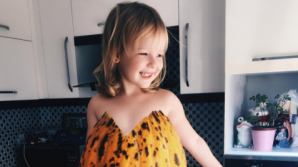 #LifeStyle: La vârsta de 3 ani este deja modelă! O fetiţă pozează în rochiţe din flori, fructe şi legume