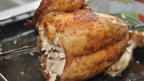 DEZGUSTĂTOR! Ce a găsit o familie în carnea pe care a cumpărat-o dintr-un market din Capitală (VIDEO)