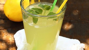 O femeie din Capitală, şocată să vadă asta! Ce era în paharul din care şi-a servit sucul într-un local