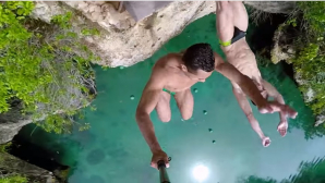 Impresionant! Doi mexicani au efectuat sărituri de pe o stâncă din Riviera Maya