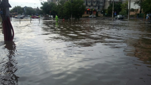 PLOI TORENŢIALE la Galaţi. Maşini luate de apă şi străzi inundate (FOTO)