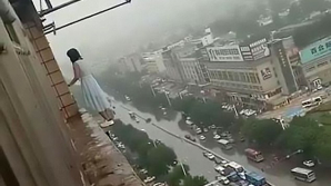 ȘOCANT! O tânără a sărit de la etajul 18 al unei clădiri. Cum s-a sfârșit gestul periculos (VIDEO)