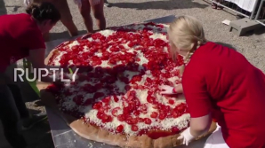 #LifeStyle: Nemţii au bătut Recordul Guinness pentru cel mai mare hamburger din lume