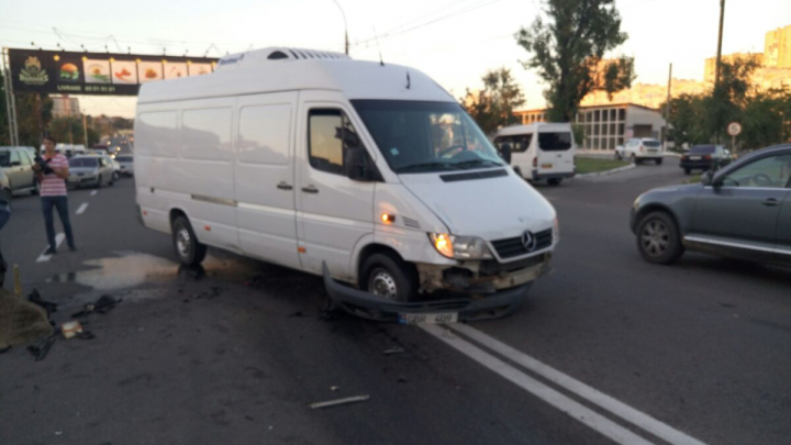 ACCIDENT GRAV în Chișinău! Cinci mașini au fost avariate în sectorul Centru al Capitalei