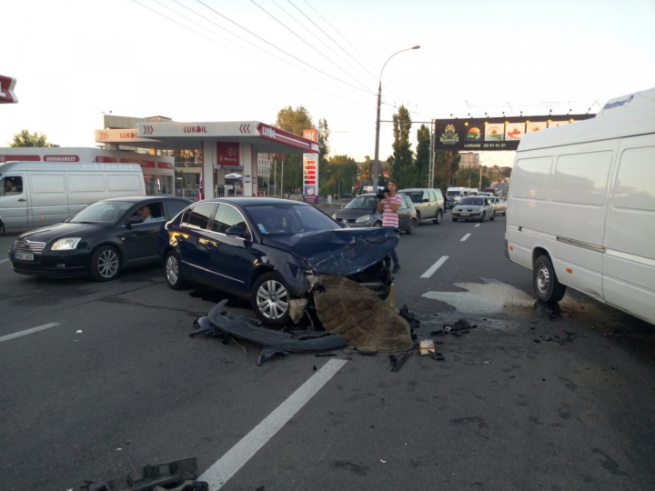 ACCIDENT GRAV în Chișinău! Cinci mașini au fost avariate în sectorul Centru al Capitalei