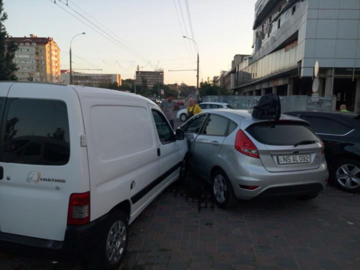 ACCIDENT GRAV în Chișinău! Cinci mașini au fost avariate în sectorul Centru al Capitalei