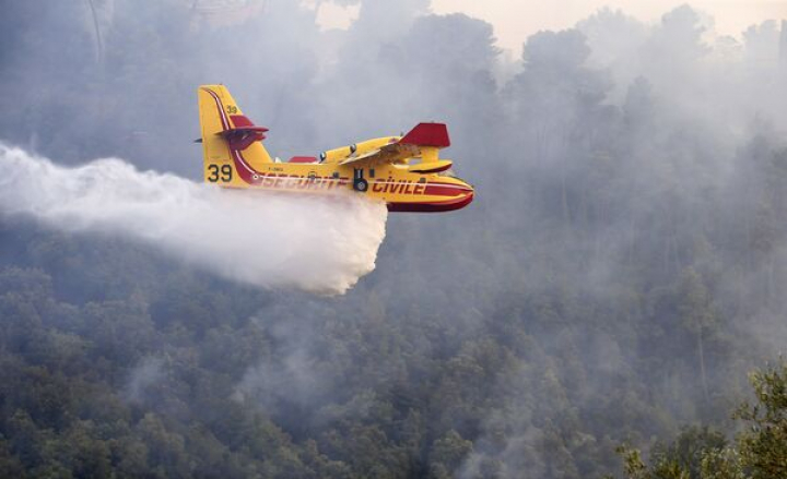 Incendii de pădure în toată lumea. 450 de pompieri au reușit să potolească flăcările în apropiere de orașul francez Nisa 