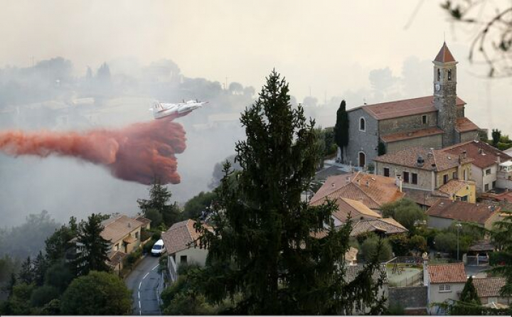 Incendii de pădure în toată lumea. 450 de pompieri au reușit să potolească flăcările în apropiere de orașul francez Nisa 