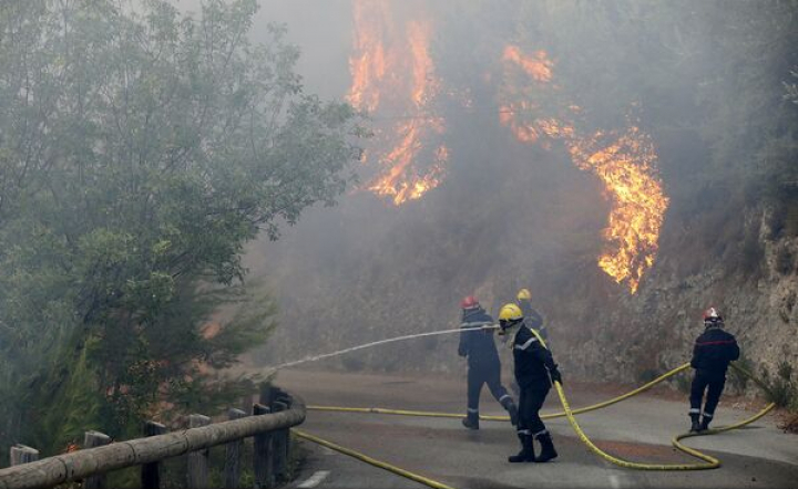 Incendii de pădure în toată lumea. 450 de pompieri au reușit să potolească flăcările în apropiere de orașul francez Nisa 