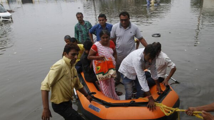 700 de persoane au murit în urma inundațiilor din India, iar bilanțul sinistraților a ajuns la peste două milioane