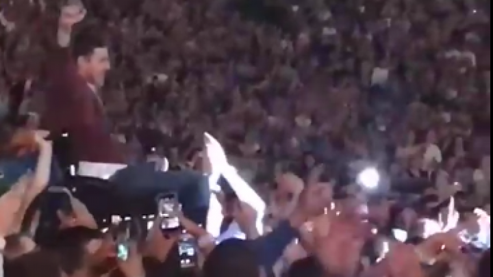 Momente impresionante: Un fan Coldplay în scaun cu rotile, purtat pe brațe de mulțime până la scenă (VIDEO)