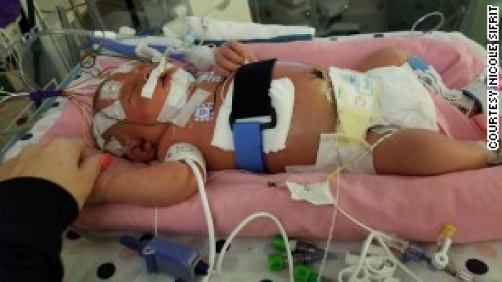 Un sărut i-a adus MOARTEA. Un bebeluş a decedat din cauza unei meningite virale