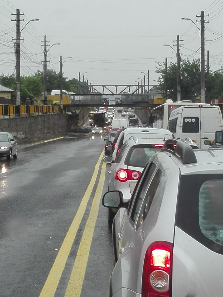 HAZ DE NECAZ. Bucureştiul, INUNDAT după ploaie. Oamenii au ieşit cu bărcile la plimbare (FOTO)