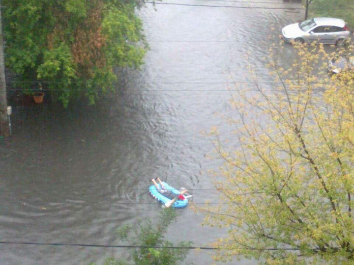 HAZ DE NECAZ. Bucureştiul, INUNDAT după ploaie. Oamenii au ieşit cu bărcile la plimbare (FOTO)