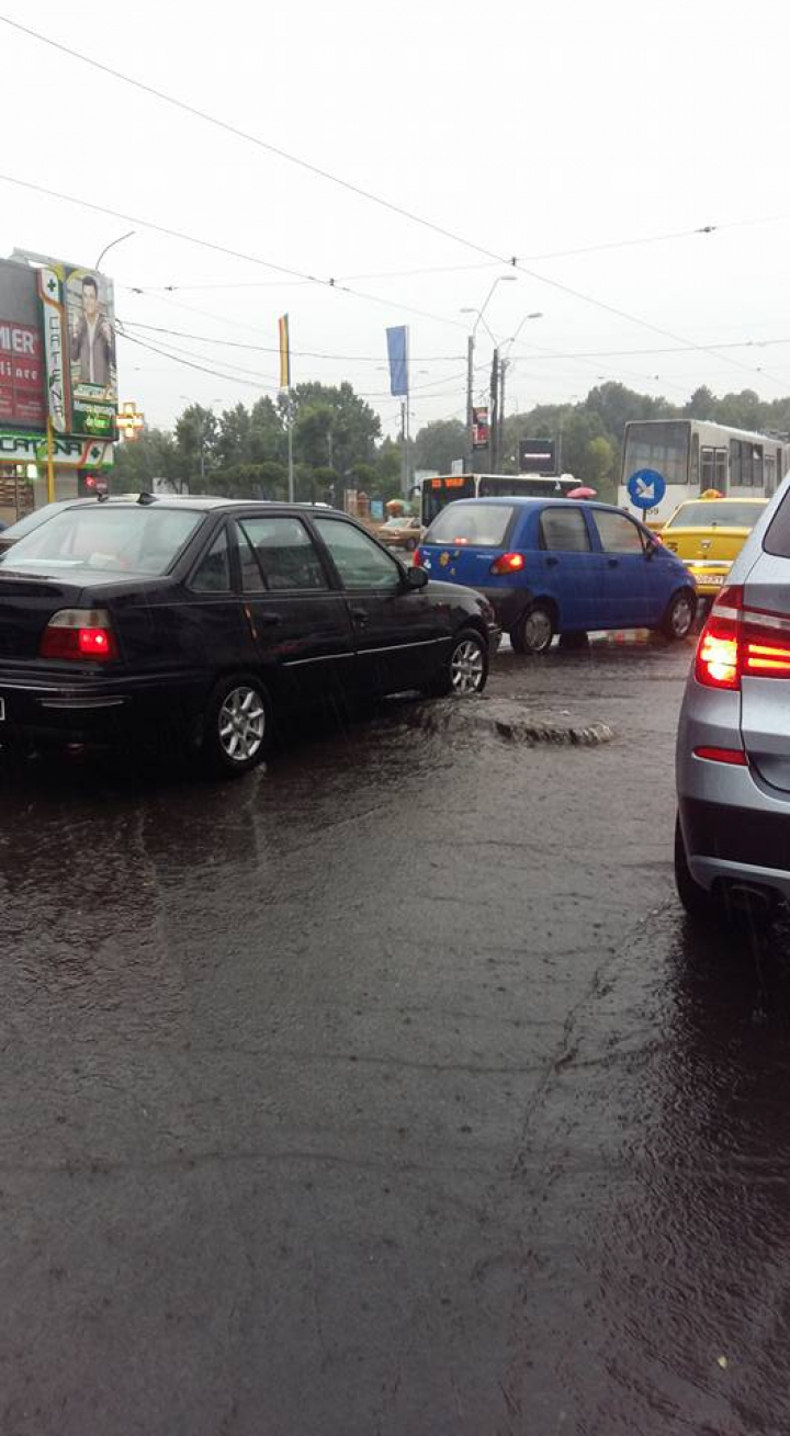 HAZ DE NECAZ. Bucureştiul, INUNDAT după ploaie. Oamenii au ieşit cu bărcile la plimbare (FOTO)