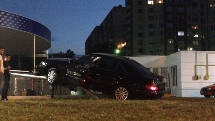 ACCIDENT GRAV în Capitală. O mașină a rămas suspendată peste o stație de pompare a gazelor (FOTO)